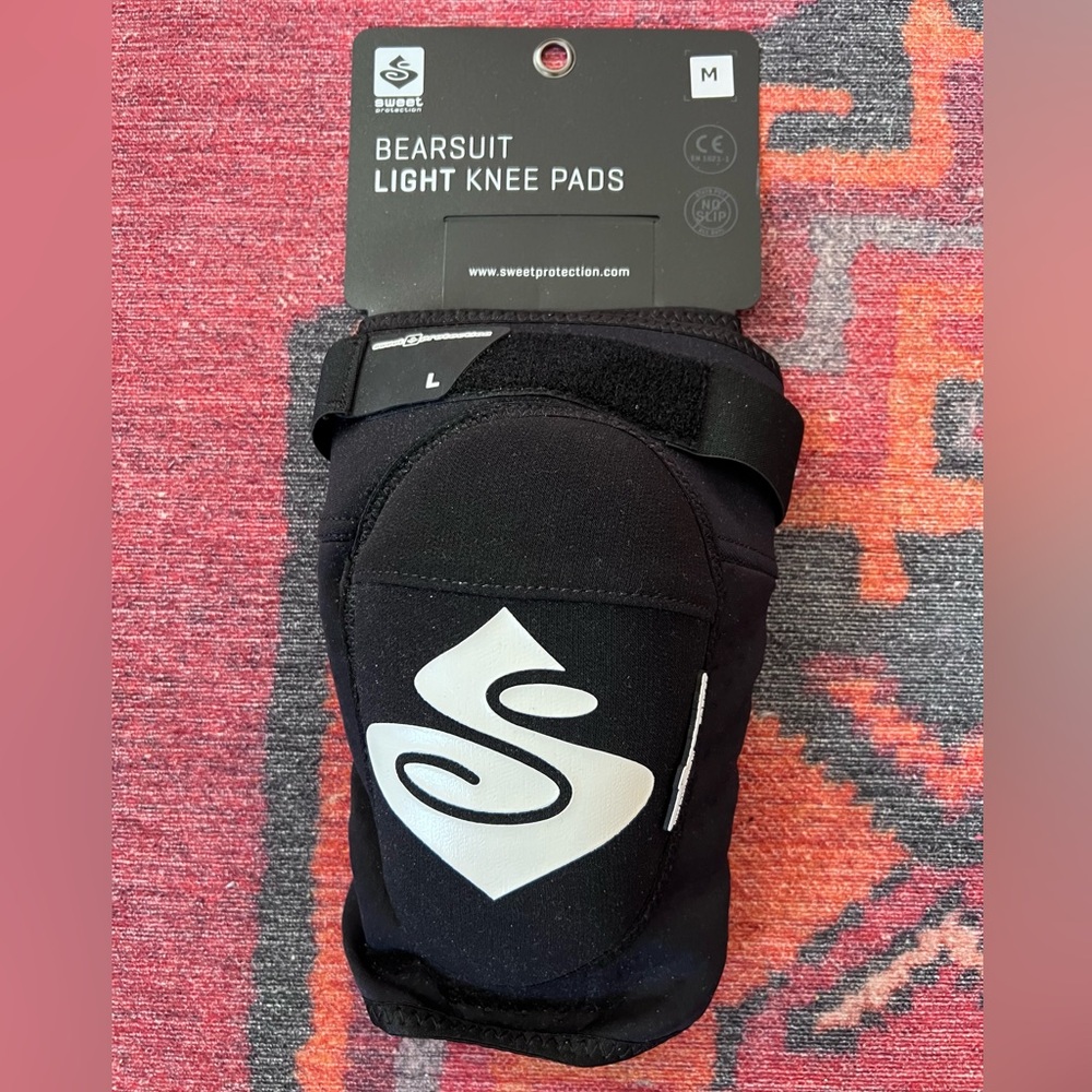 Sweet Bearsuit light MTB knee pads